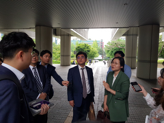 19일 서울중앙지방법원에서 열린 삼성생명 즉시연금 관련 2차 공판이 종료된 후 원고 금융소비자연맹측 변호인들이 기자들에게 피고 삼성생명 측의 주장을 반박하고 있다.  사진=주현지기자